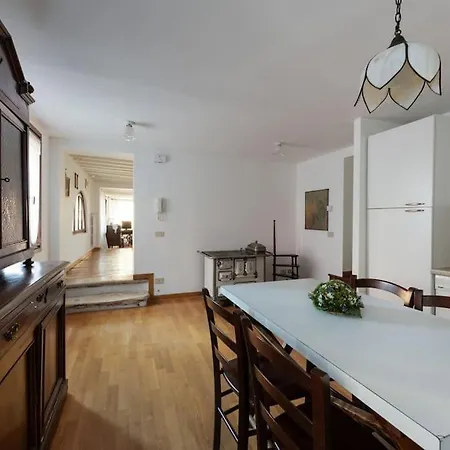 Walk On The Water ✧ 5 Minutes To Rialto Bridge